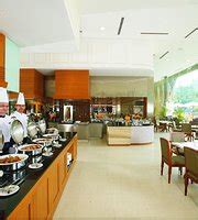 Restaurants near Royale. .